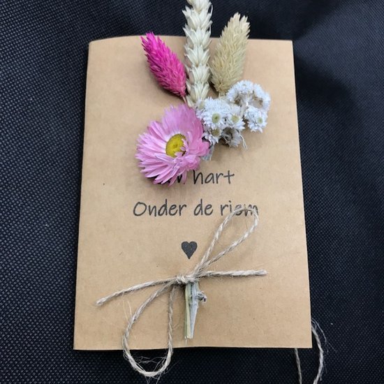 Droogbloemenkaart "hart onder de riem" en hart met roze droogbloemen | liefde | kaart | wDroogbloemen Wenskaart met Hart – “Hart onder de Riem” – Cadeaukaart Sterkte & Liefde – Decoratie Droogbloemen – Beterschap & Support