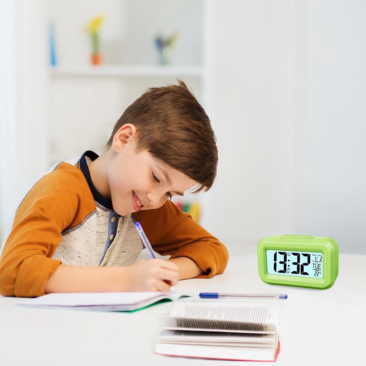 Vicloon digitale wekker, LCD-display tafelklok met snooze, 12/24 uur, datum, temperatuurweergave, timerfunctie, werkt op batterijen voor slaapkamer, thuiskantoor, reizen (groen