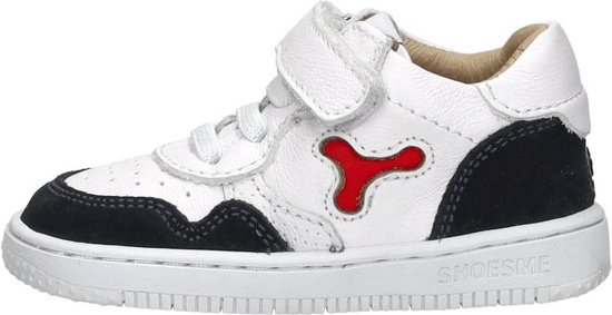 Witte leren sneaker met rode opdruk, donkerblauwe accenten en klittenbandsluiting. Zijaanzicht.