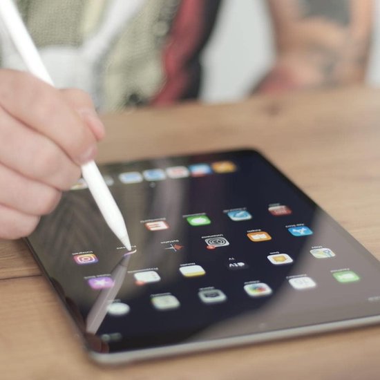 Iemand gebruikt een Apple Pencil op een iPad Mini 6 met veel apps op het scherm.