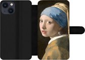 Bookcase Geschikt voor iPhone 13 telefoonhoesje - Meisje met de Parel - Schilderij van Johannes Vermeer - Met vakjes - Wallet case met magneetsluiting