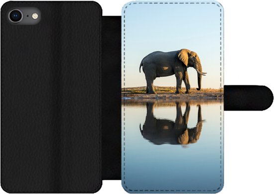 Zwarte portemonnee telefoonhoes, opengeklapt, met een olifant bij een waterplas.