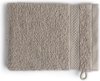 Beige taupe washandje met textuur, lusje en decoratieve band.