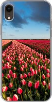 Geschikt voor iPhone XR hoesje - Kleurrijke tulpen in Nederlands landschap - Siliconen Telefoonhoesje