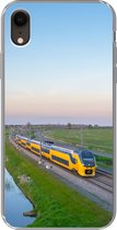 Geschikt voor iPhone XR hoesje - Een trein rijdt door een landschap - Siliconen Telefoonhoesje