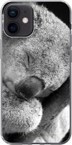 Geschikt voor iPhone 12 hoesje - Slapende koala op zwarte achtergrond in zwart-wit - Siliconen Telefoonhoesje