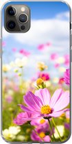 Geschikt voor iPhone 12 Pro Max hoesje - Bloemen - Wei - Paars - Gras - Wit - Wolken - Blauw - Siliconen Telefoonhoesje