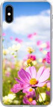 Geschikt voor iPhone Xs hoesje - Bloemen - Wei - Paars - Gras - Wit - Wolken - Blauw - Siliconen Telefoonhoesje