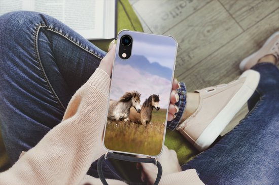 Coque avec cordon Adapté pour iPhone XR - Paarden - Herbe - Montagnes - Siliconen - Bandoulière - Coque arrière avec cordon - Coque téléphone avec cordon - Coque avec cordon