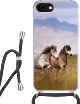 Hoesje met koord Geschikt voor iPhone 7 - Paarden - Gras - Bergen - Siliconen - Crossbody - Backcover met Koord - Telefoonhoesje met koord - Hoesje met touw