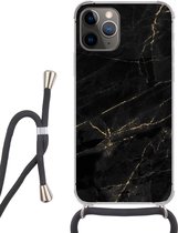Hoesje met koord Geschikt voor iPhone 12 Pro Max - Marmer print look - Luxe - Zwart - Goud - Siliconen - Crossbody - Backcover met Koord - Telefoonhoesje met koord - Hoesje met touw