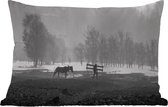 Buitenkussens - Tuin - Boer met zijn paard op het platteland van China in zwart-wit - 50x30 cm