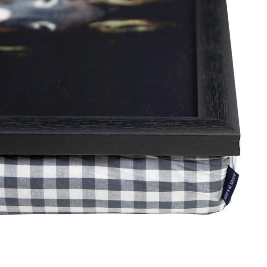 Detail van een zwart dienblad met een blauw-wit geblokt kussen, met een label van Mars & More.