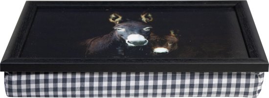 Zwart dienblad met een schilderij van twee ezels, boven een blauw-wit geblokt kussen.