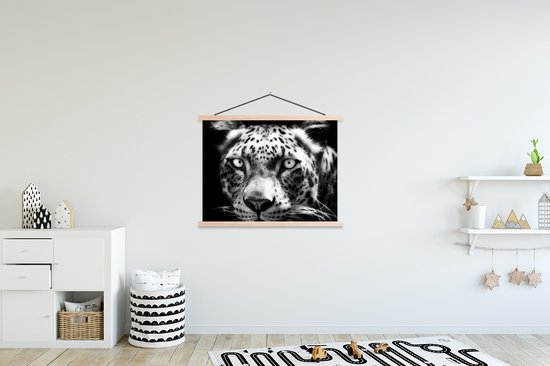 Posterhanger incl. Poster 120x90 cm - Schoolplaat - Close-up Perzisch luipaard tegen zwarte achtergrond in zwart-wit - Textielposter - Blanke latten