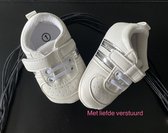 Chaussures pour femmes Bébé 0-6 mois : Sneaker blanche, deux bandes argentées