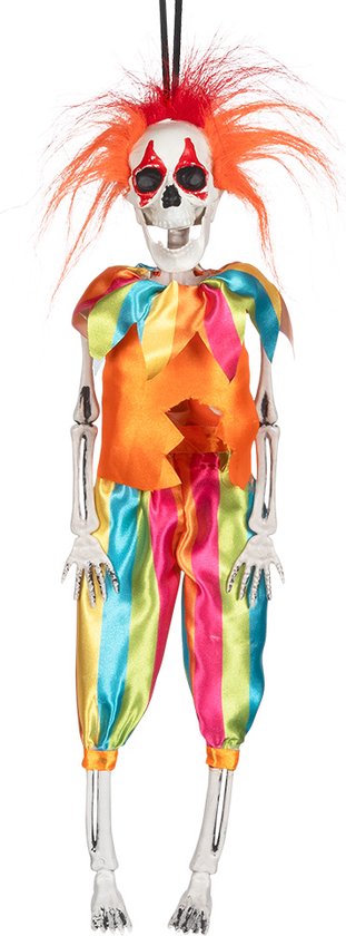 Squelette clown suspendu avec pantalon rayé orange, jaune, vert et bleu, gilet orange et perruque rouge.