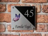 Naambordje voordeur Rvs met gekleurde vlinder en zwarte tekst en huisnummer