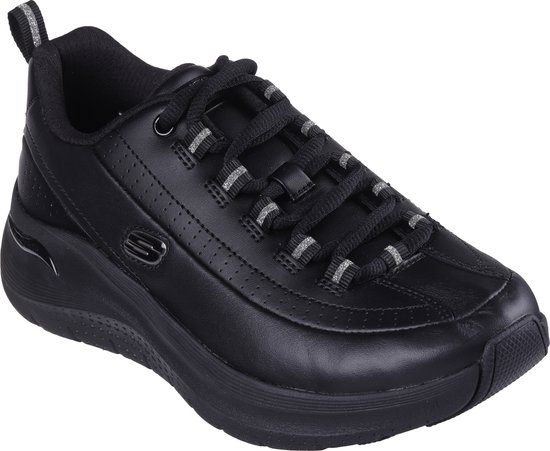 Zwarte Skechers sneaker met veters en zilverkleurige accenten.