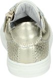 Achterkant gouden sneaker met perforaties en rits.