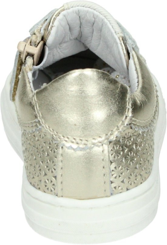 Achterkant gouden sneaker met perforaties en rits.