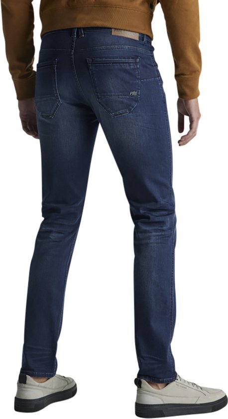 Man met donkerblauwe PME Legend jeans, zicht van achteren.