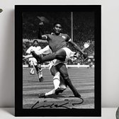 Eusebio Ingelijste Handtekening – 15 x 10cm In Klassiek Zwart Frame – Gedrukte handtekening – Voetbal - Football Legend - Eusébio da Silva Ferreira - Benfica