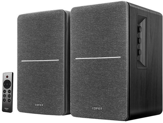 Twee zwarte Edifier speakers met een kleine afstandsbediening ernaast.