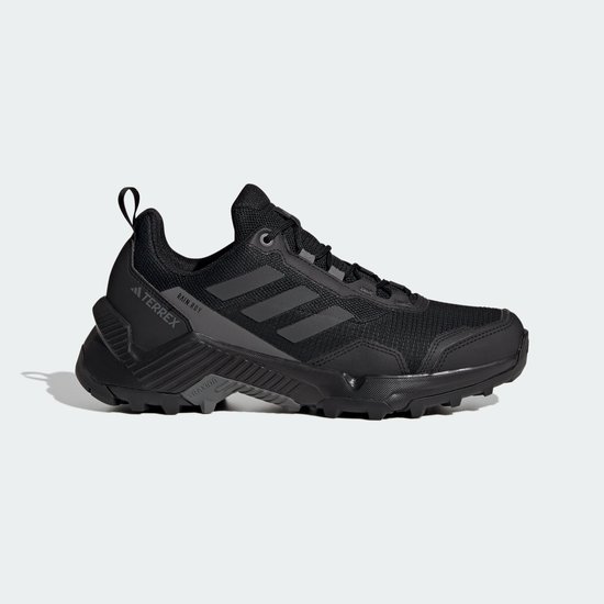 Een zwarte dames wandelschoen met zwarte Adidas-strepen, 'TERREX' en 'RAIN.RDY' op de zijkant.
