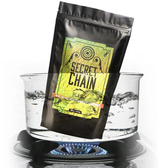 Zwarte zak met "SECRET CHAIN BLEND" etiket in een pan met water op een gasfornuis.