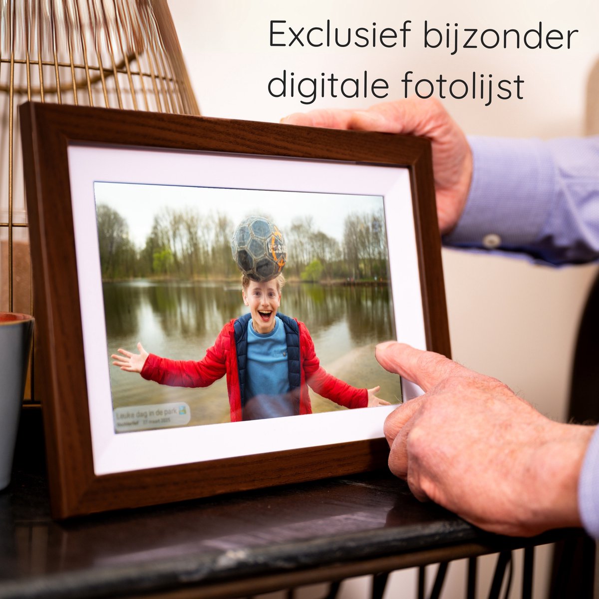 Kantman Digitale fotolijst I Noten Bruin - Walnut I 32GB I 10.1 inch I HD I Frameo App - Fotokader - Wifi - IPS Touchscreen - Nederlandse Handleiding - Digitale fotolijsten thumbnail 6