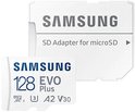 Witte Samsung SD-adapter voor microSD met een 128GB EVO Plus microSD-kaart ernaast.