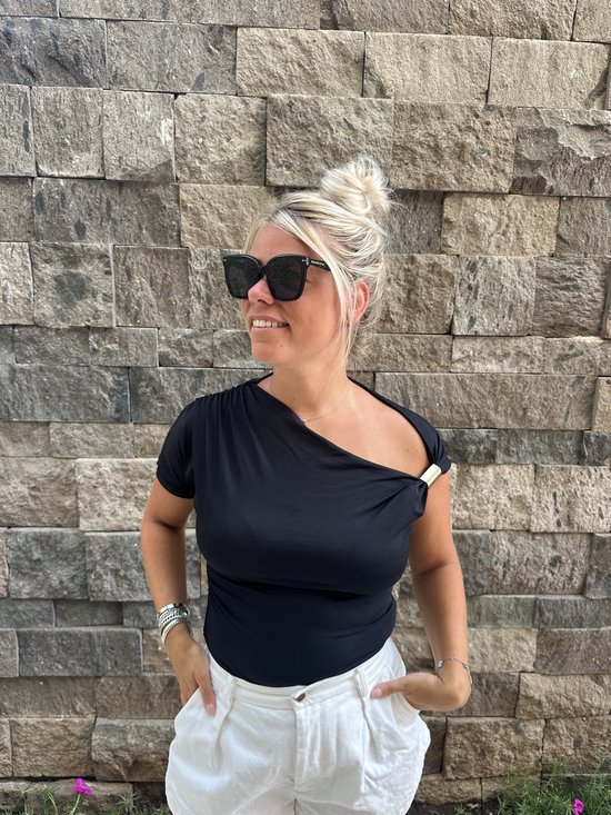 The Brand Remarkable - Zonnebril Unisex - Zonnebril Dames - Zonnebril Heren - Oversized Vierkante Zonnebril - Zwart - UV400 - Luxe, Duurzame & Trendy Zonnebril - Designer Zonnebril - Mode Zonnebril 2025 - Inclusief Beschermhoes - Polariserend Look van The Brand Remarkable — afbeelding 5