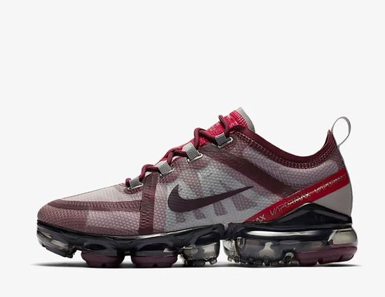 Zijaanzicht van bordeauxrode Nike Air VaporMax Flyknit 3 sneakers met doorschijnend bovenwerk, Swoosh en zwarte luchtzool.