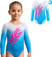 Meisje met turnpakje, wit naar blauw verlopend met roze glitter vlamprint, naast een afbeelding van hetzelfde turnpakje en een scrunchie.