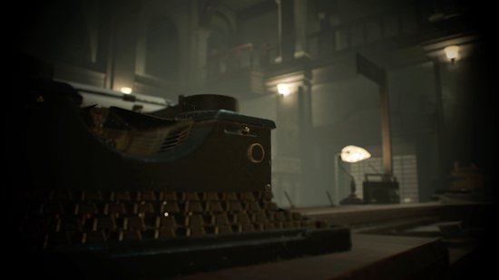 Oude typemachine op een tafel in een donker, mistig interieur met kroonluchters.