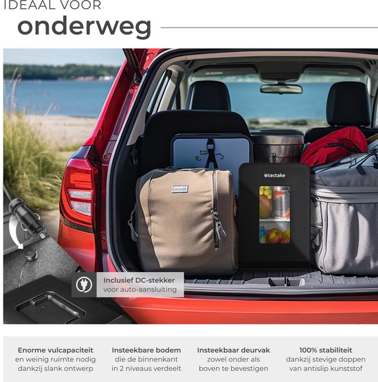Zwarte minikoelkast in de kofferbak van een auto, met bagage. Tekst over capaciteit, insteekbare bodem en stabiliteit.
