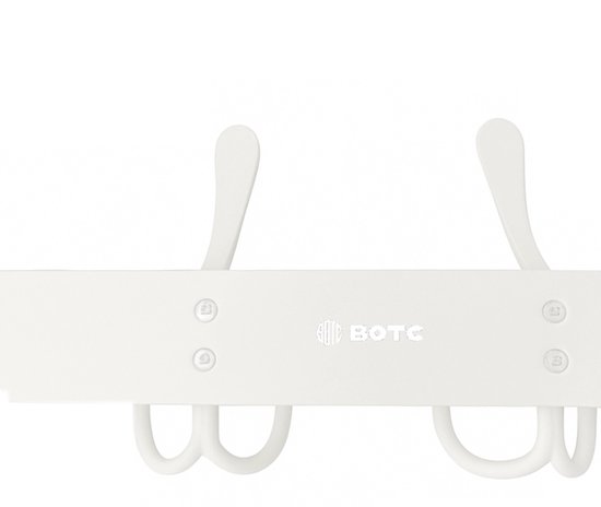 Witte wandkapstok met vier haken en het BOTC logo in het midden.