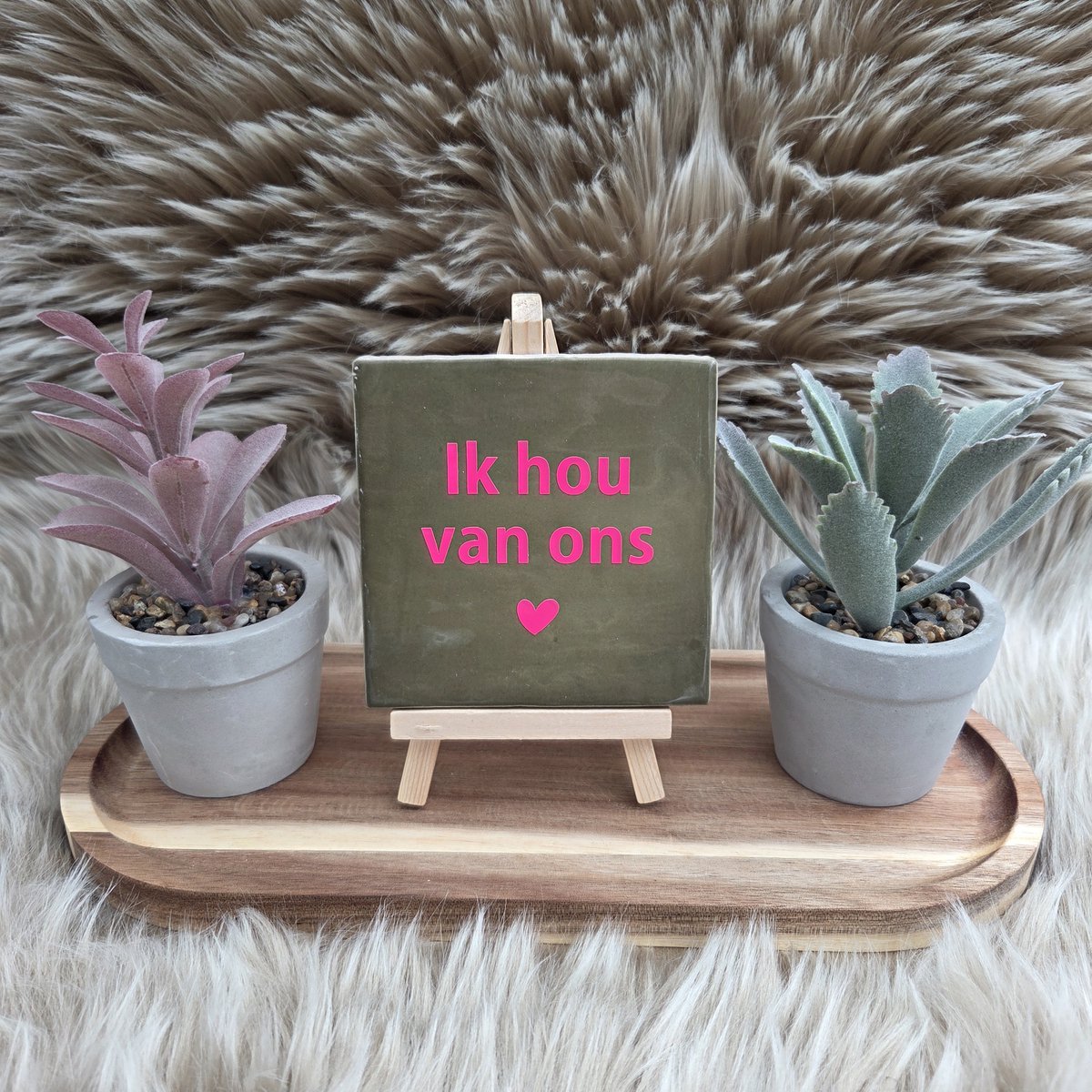 CreaCraft Robuust Wenstegeltje – Ik Hou van Ons – Hip trendy tegeltje – 10x10 cm – Cadeau voor Partner, Valentijn of Jubileum – Stijlvol en Persoonlijk Woonaccessoire - Zomaar - Voor jezelf - Deco – Trendy nu – Decoratief Tegeltje met Standaard – Cadeau Idee Olijfgroen/Fel roze
