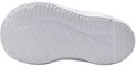 Onderkant van een witte sneaker met zoolprofiel en Nike logo.