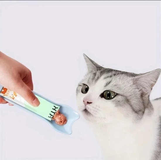 Blauwe lepel met een groene verpakking met "RTK" erop en kattenvoer, naast een grijze cyperkat.