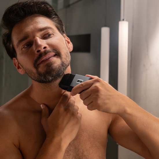 Man met baard gebruikt een zwart BALZAC scheerapparaat op zijn nek.