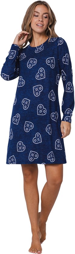 Blauw nachthemd met lange mouwen en witte hartjesprint, gedragen door een model dat naar de zijkant kijkt.