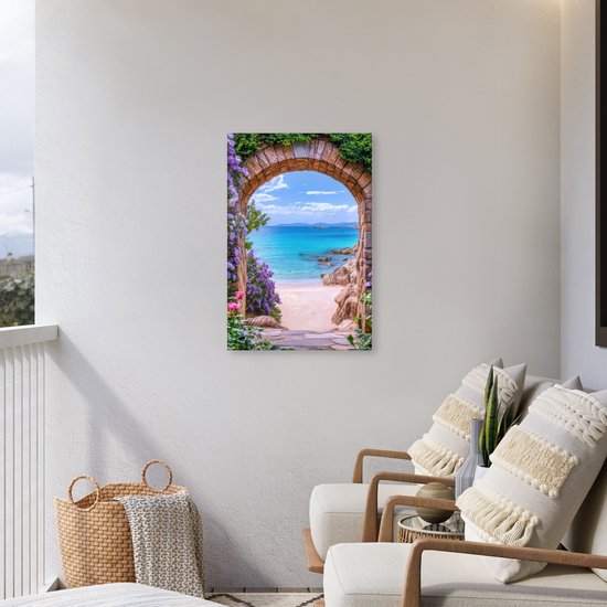 Een stenen boog met paarse bloemen kijkt uit op een strand en de turquoise zee, hangend boven comfortabele stoelen op een balkon.