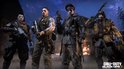 Vier personages uit Call of Duty: Black Ops 7 in een nachtelijke setting met een brandende achtergrond.