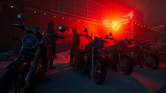 Rij motoren voor een bar genaamd 'The Dutchman', met neonverlichting en mensen.