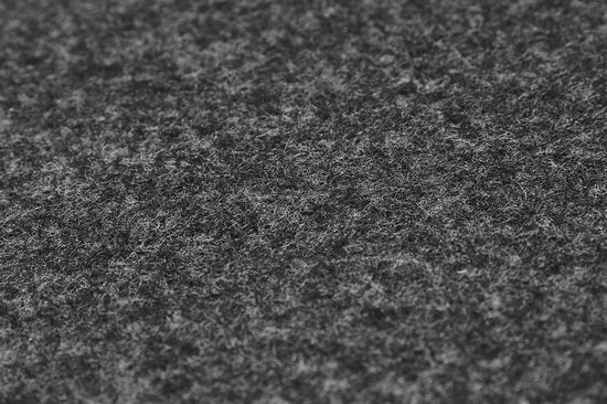 Gros plan d'une dalle de moquette anthracite à structure aiguilletée.