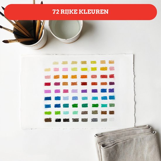 Papier met 72 gekleurde vierkante pastelstreken. Penselen, waterbak en grijze doek op de achtergrond. Tekst '72 RIJKE KLEUREN'.