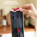 Hand die Vileda H2Pro mop op de platte wisserbevestiging klikt, 'Eenvoudig te bevestigen'.