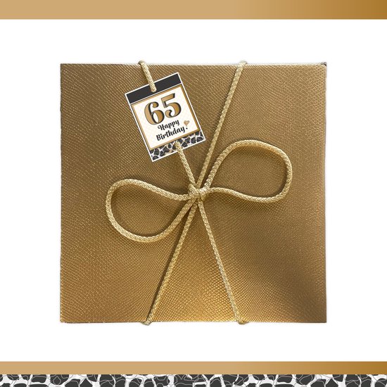 Gouden geschenkdoos, versierd met touw en een kaartje '65 Happy Birthday' met panterprint.